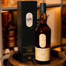 將圖片載入圖庫檢視器 Lagavulin 16 Years Old