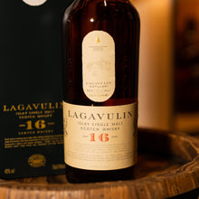 將圖片載入圖庫檢視器 Lagavulin 16 Years Old